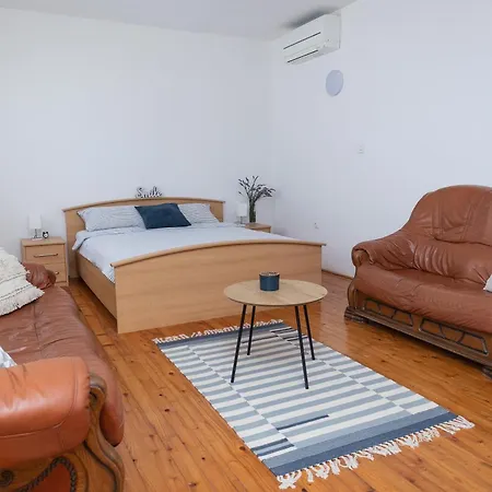 Seafront Apartment Pupnat